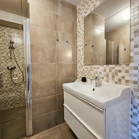 North Spacious For 6 Guests 아파트 4*