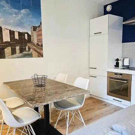 North Spacious For 6 Guests 아파트 4*